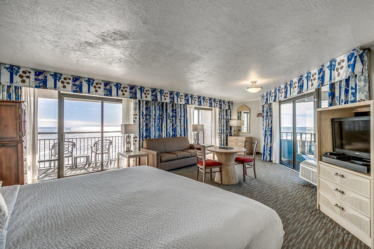 Ocean Reef Resort - 1 Bedroom Oceanfront King Parlor
